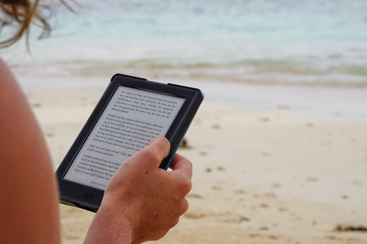Ebook in limba engleza citit cu placere pe malul marii pe kindle in atmosfera relaxata