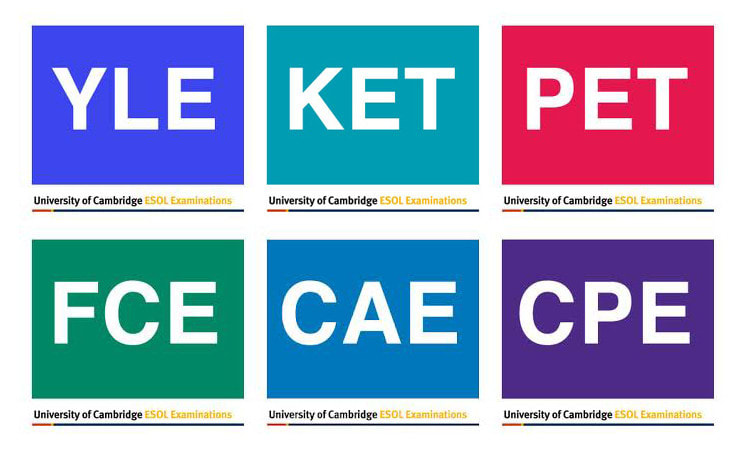 Patrate multicolore in care sunt scrise nivelurile de examene Cambridge