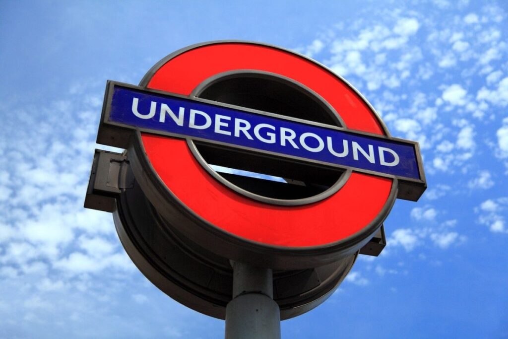Stalp ce semnalizeaza prezenta unei statii de metrou din Londra