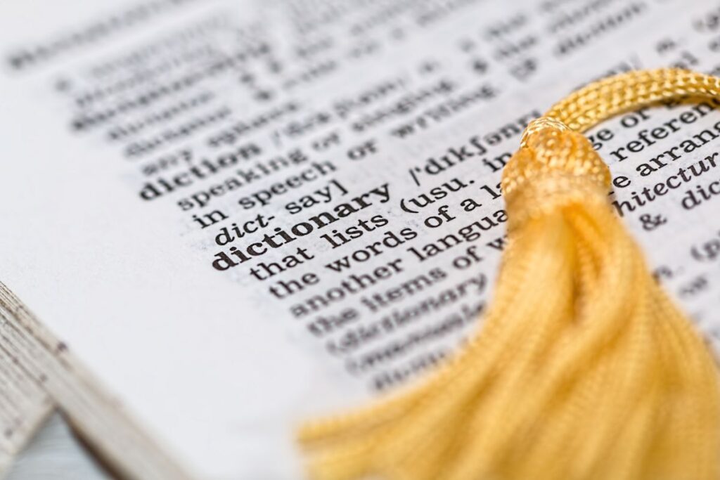 pagina de dictionar de engleza nivel avansat cu un ciucure auriu deasupra