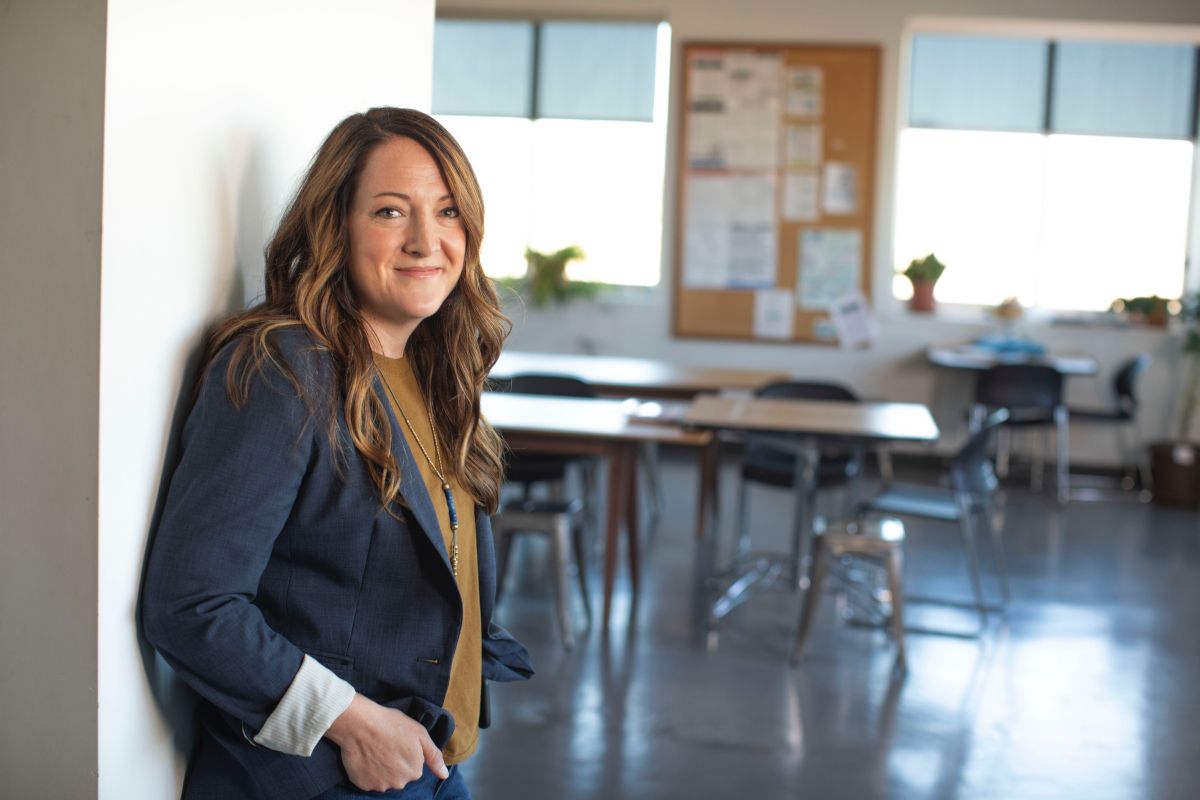 profesoara de engleza imbracata office zambind in usa salii de curs