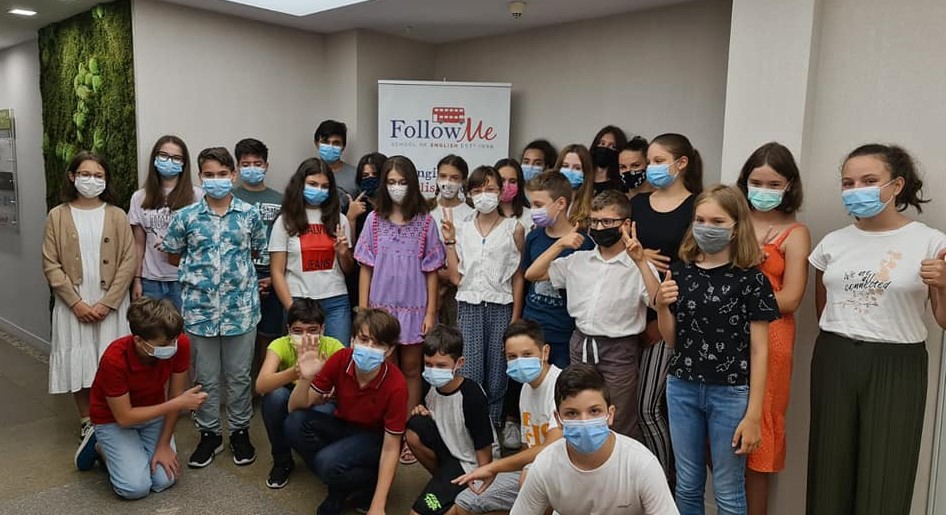 grup de adolescenti care vor sa sustina examenul cambridge prin scoala