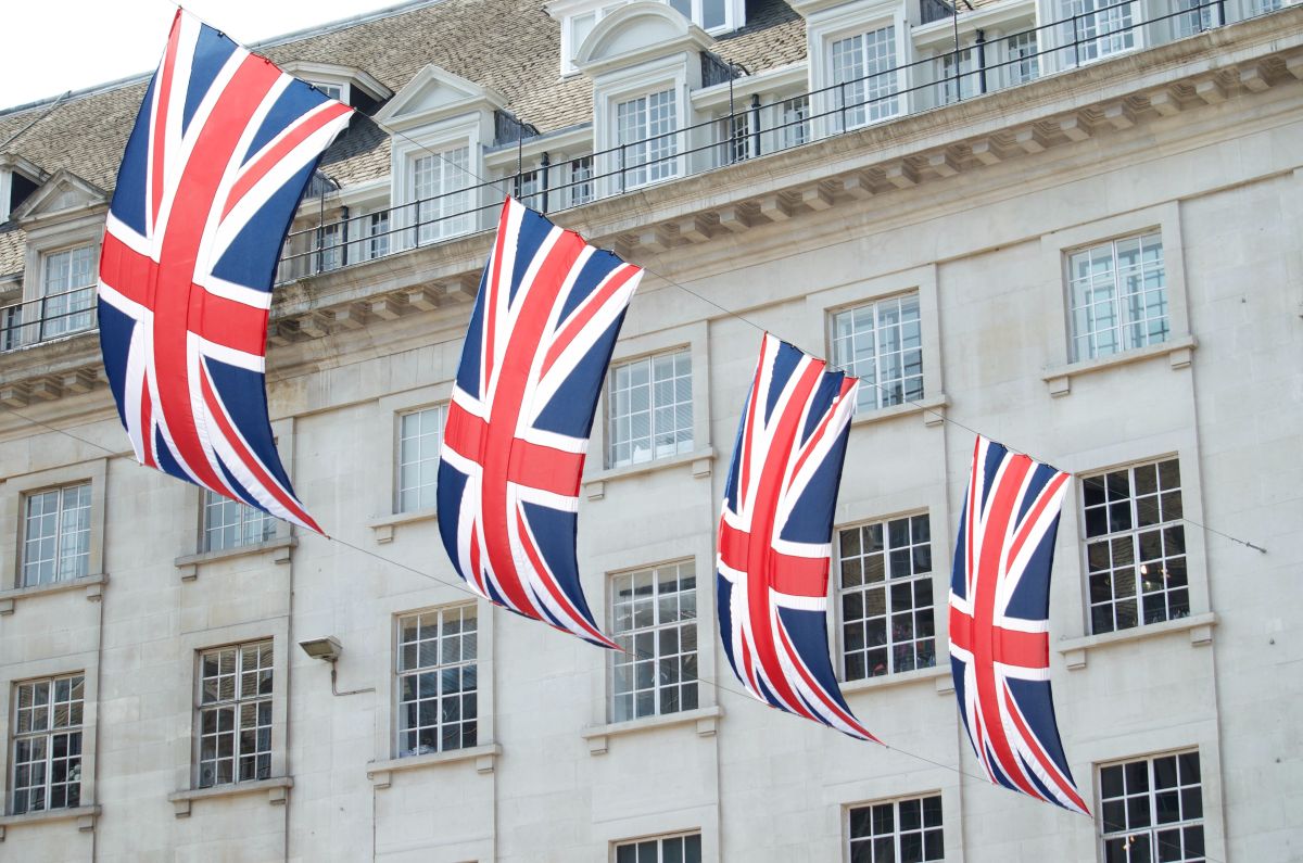 4 steaguri britanice agatate pe doua fire intre 2 cladiri din Anglia
