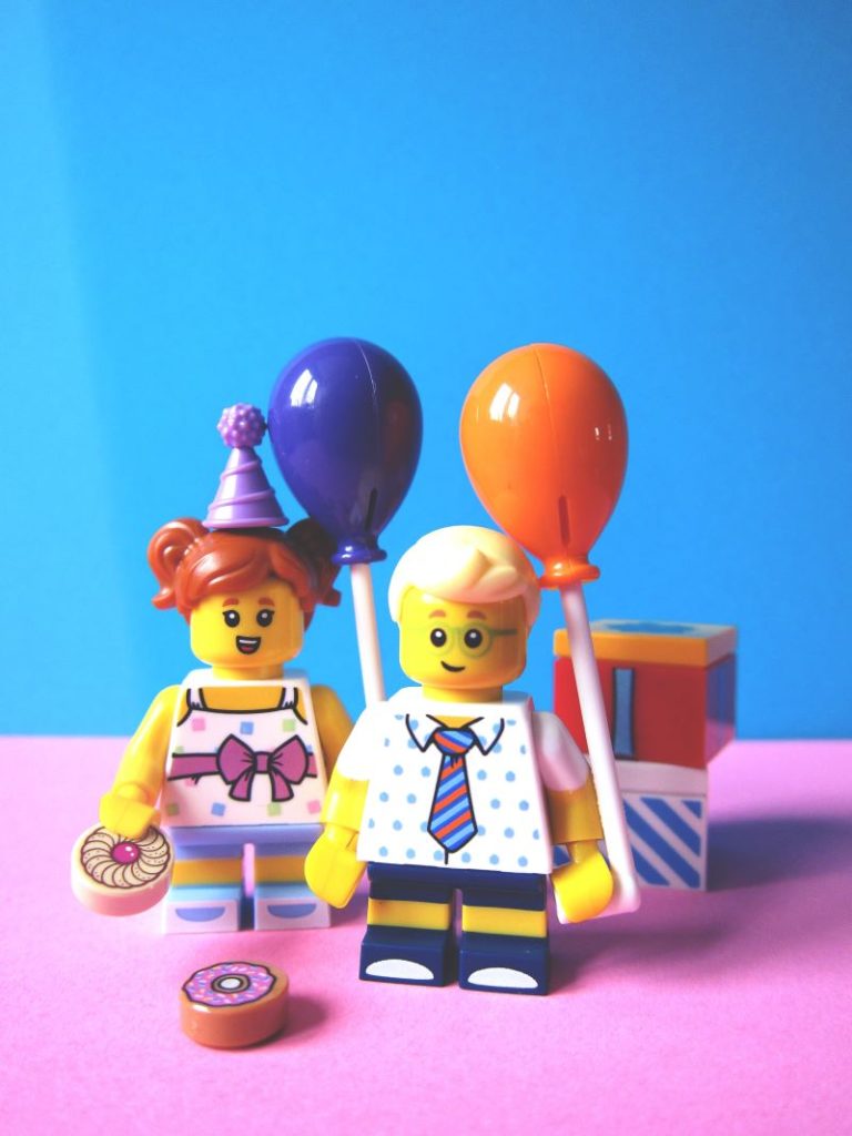 doua figurine lego femeie si baiat cu tematica de aniversare cu baloane si tort