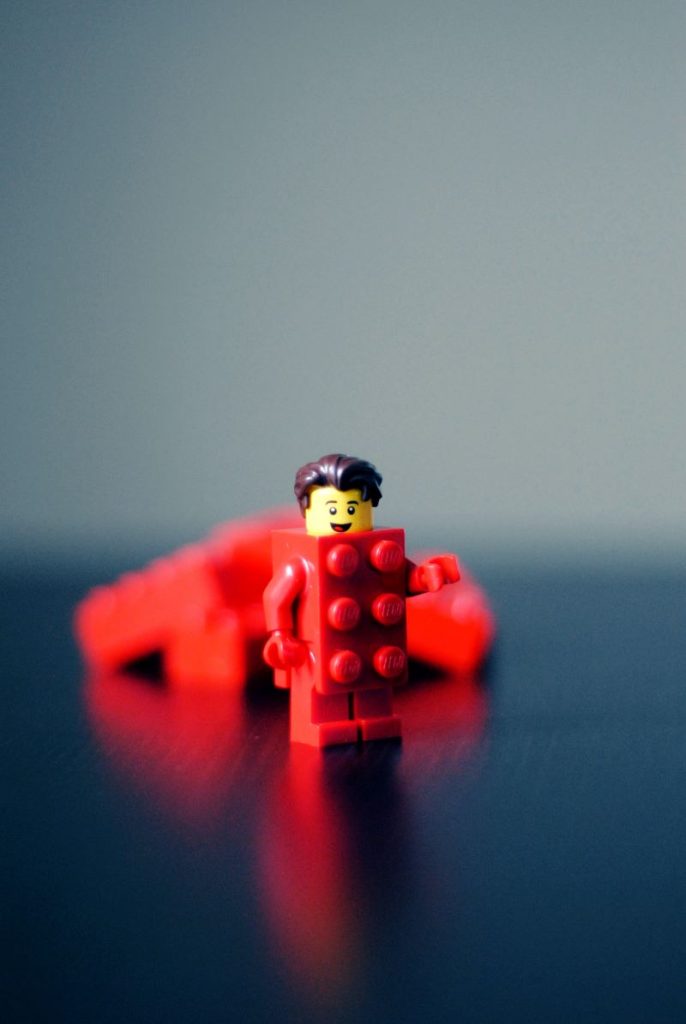 figurina de lego baiat cu corp rosu