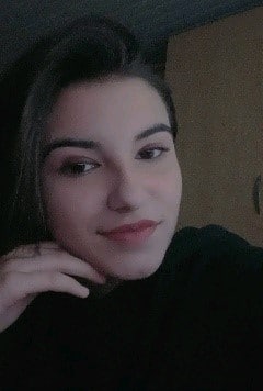 portret de fata in negru