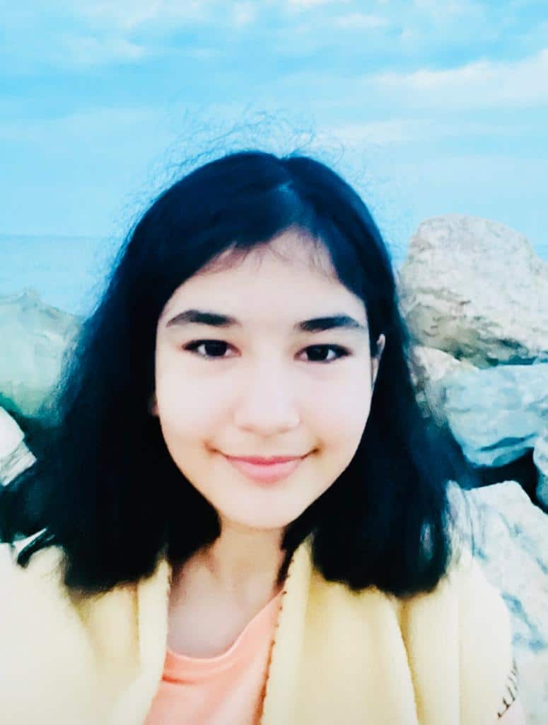 portret de fata bruneta zambitoare autoare a unei povesti in engleza