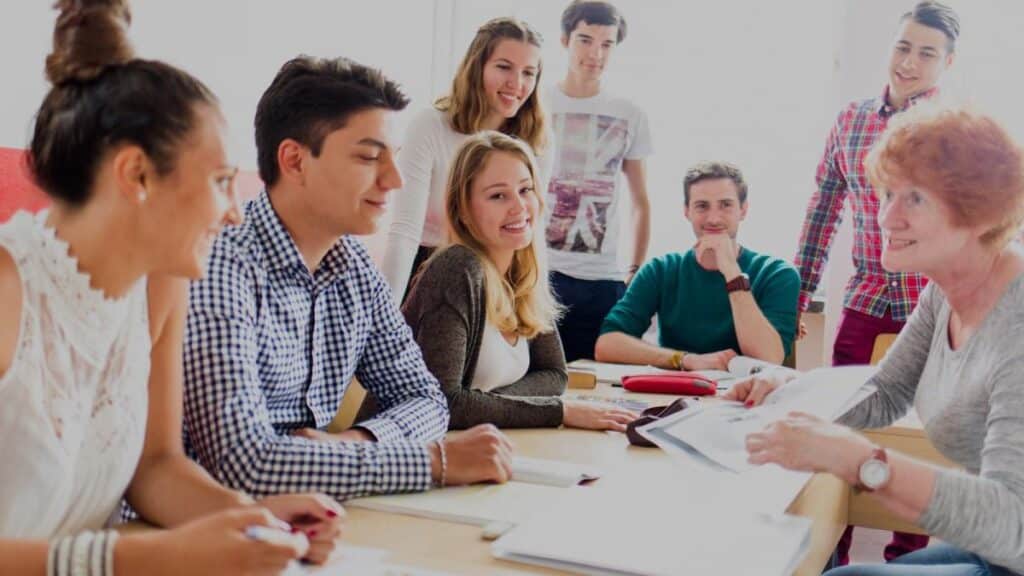 Grupa de limba engleza cu cursanti adulti in clasa