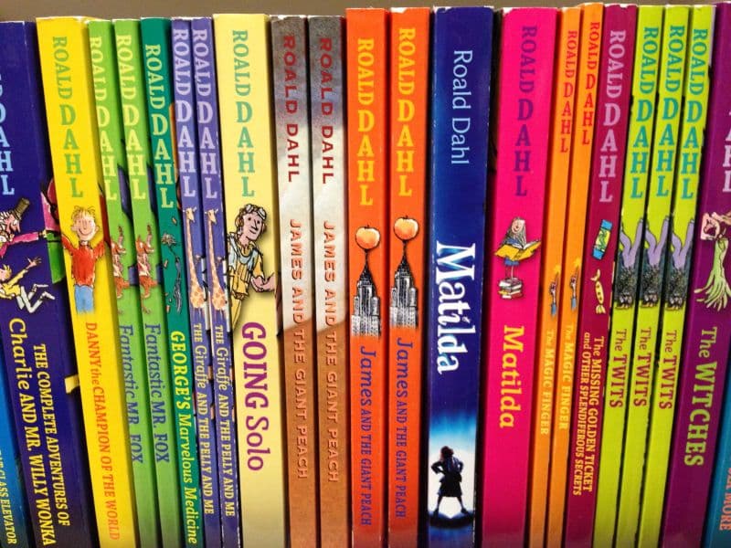colectie multicolora de carti in engleza pentru copii scrise de Roald Dahl, potrivite pentru a fi citite de incepatori