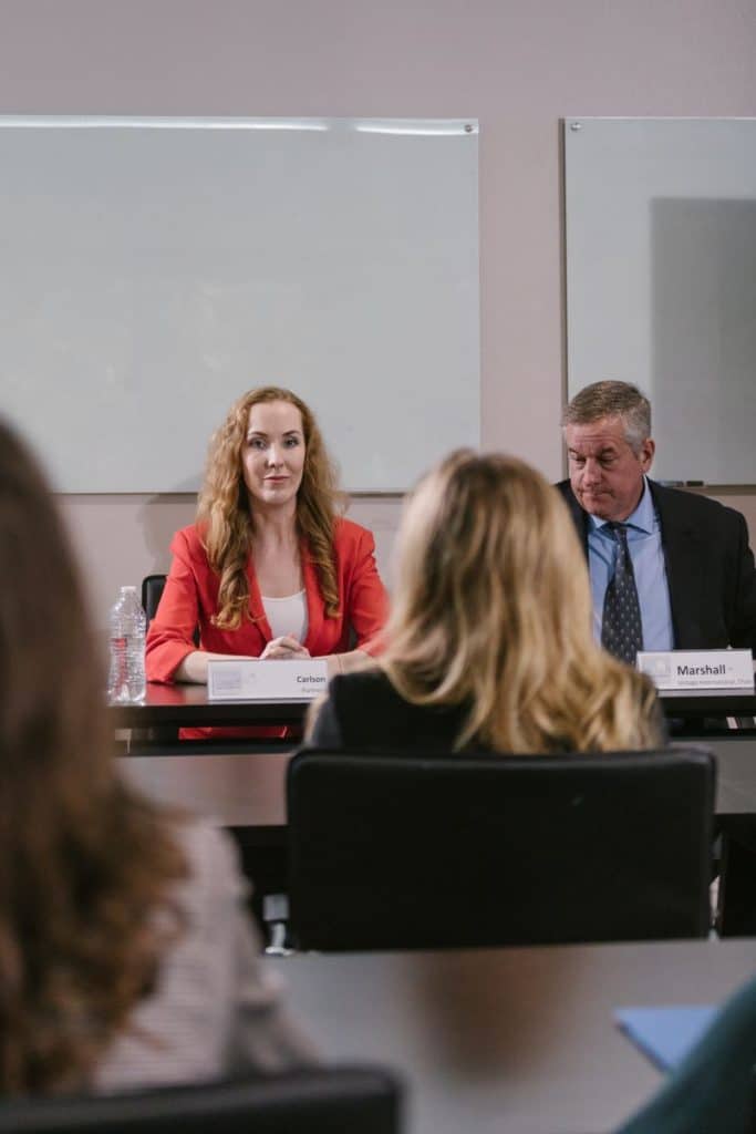 o comisie formata dintr-o doamna si un domn evalueaza o tanara si eseul ei motivational in engleza pentru admiterea la facultate sau master