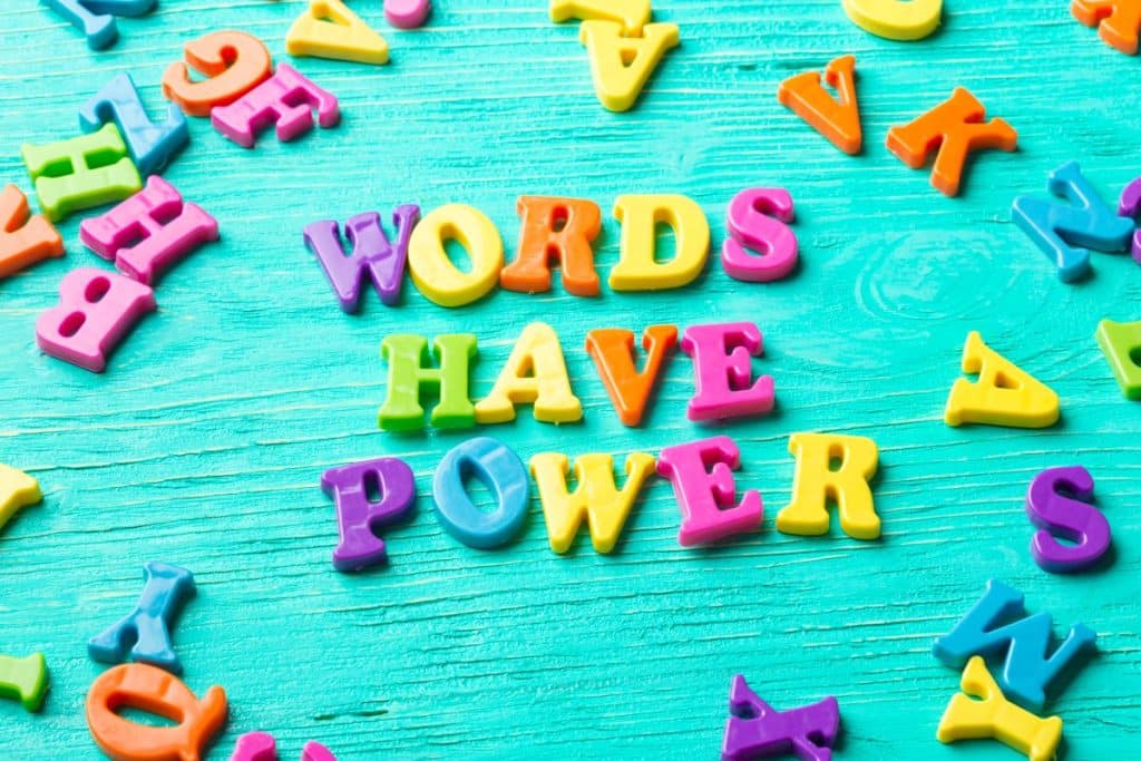 Litere si cuvinte multicolore in engleza pe fundal albastru deschis