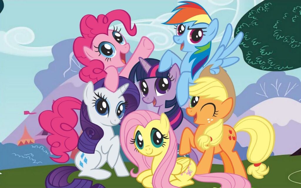grup de ponei multicolori din desenele animate My little Pony asezati sub forma de piramida