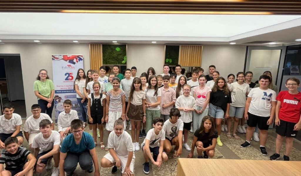 grup de copii care se afla in pauza intre doua probe la examenul cambridge B1 Preliminary pe hol langa sala de examen la FollowMe