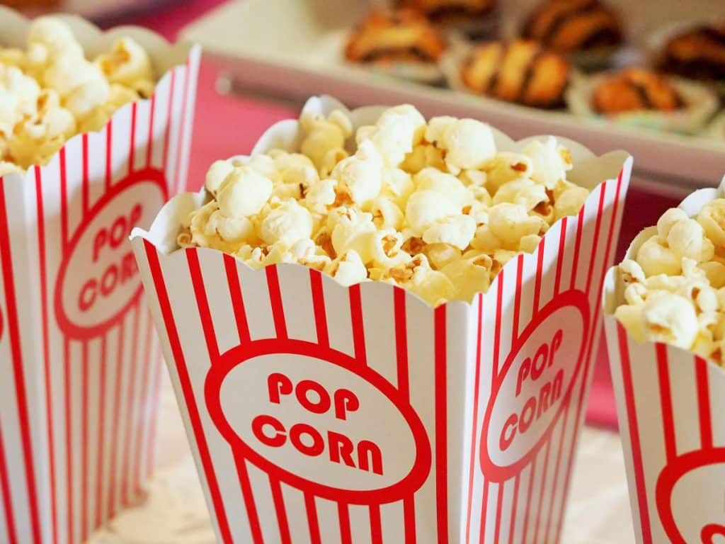 cutii de carton rosu cu alb cu popcorn pentru a manca la film
