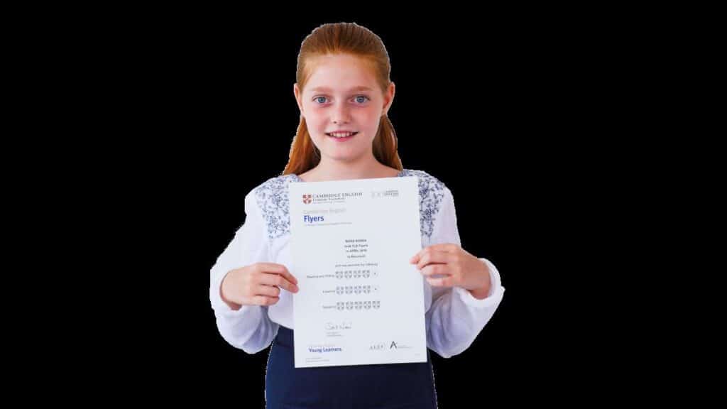 fetita blonda care arata diploma obtinuta la examenul cambridge Flyers