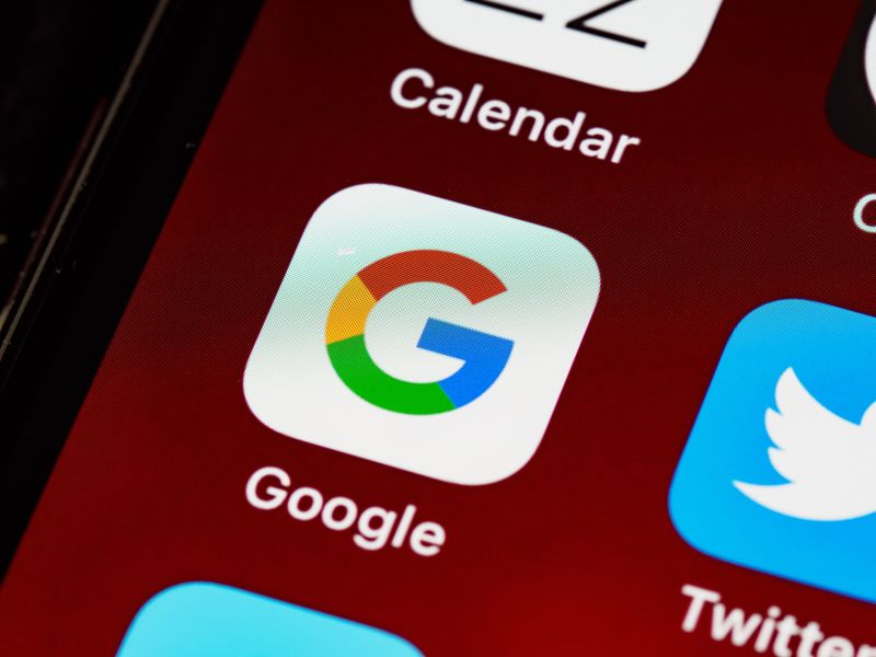 Detaliu pe meniul unui ecran de telefon in care sunt vizibile iconurile aplicatiilor Calendar, Twitter si Google