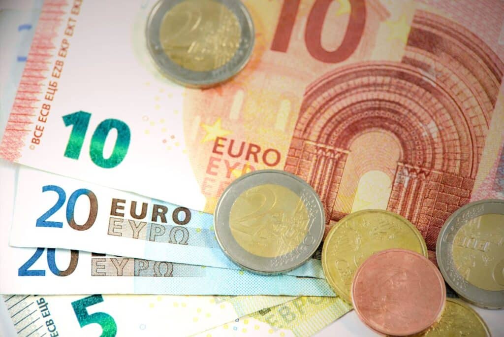 bancnote si monede euro de diferite valori