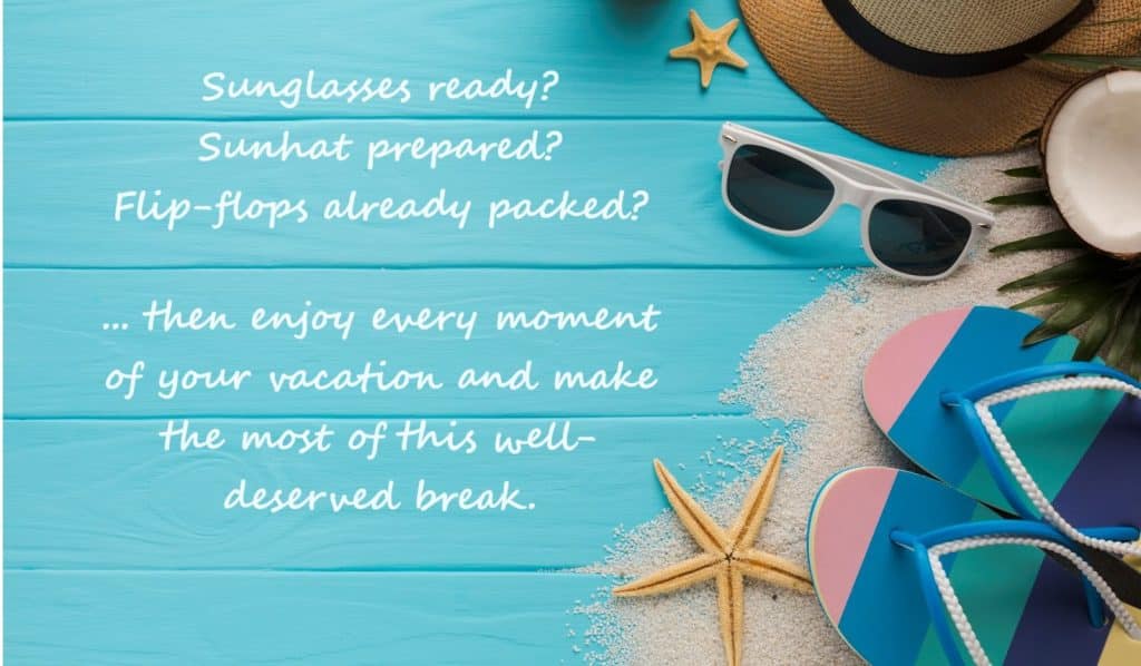 obiecte pentru plaja plasate in partea dreapta pe fundalul unei dusumele albastre cu mesaj de vacanță placuta scris in limba engleza.