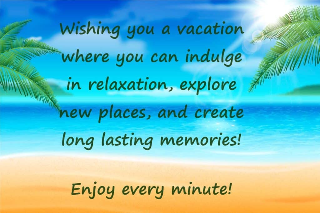 mesaj de vacanta placuta in engleza scris cu verde pe fundalul unei plaje cu palmieri