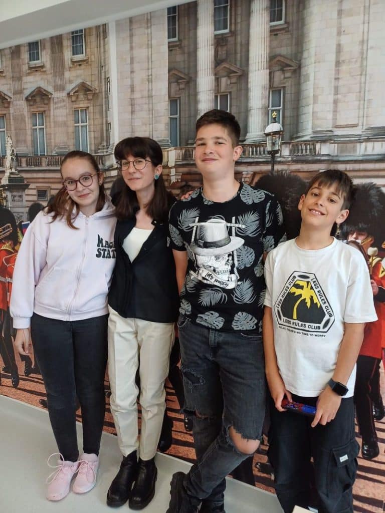 Profesoara de engleza FollowMe alaturi de copiii de gimnaziu in sala de clasa