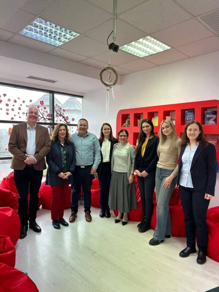 Profesori FollowMe si alti parteneri la sediul scolii de la FollowMe Ghencea.