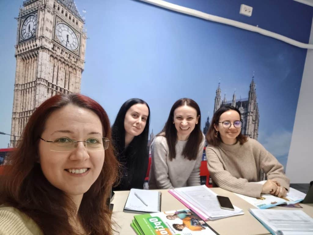 Profesoare de engleza FollowMe care se pregatesc pentru cursuri