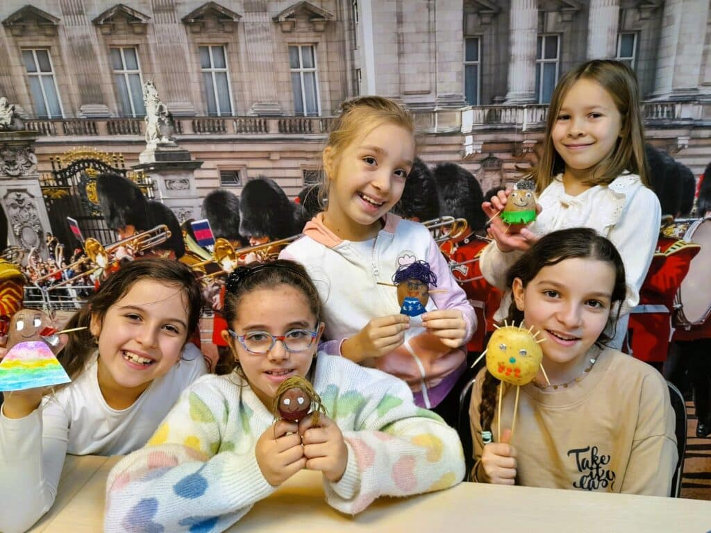 grup de fetite care tin in maini proiectele lor STEM si anume persoane facute din cartofi