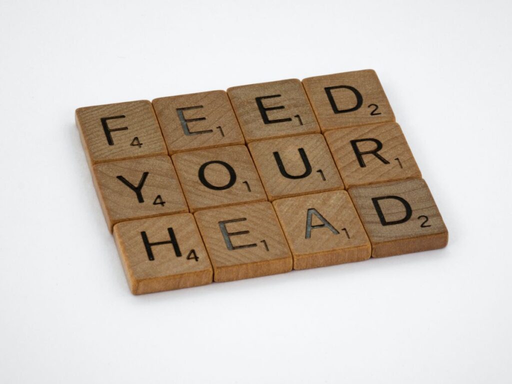 piese de scrabble din lemn din care sunt formate cuvintele feed your head