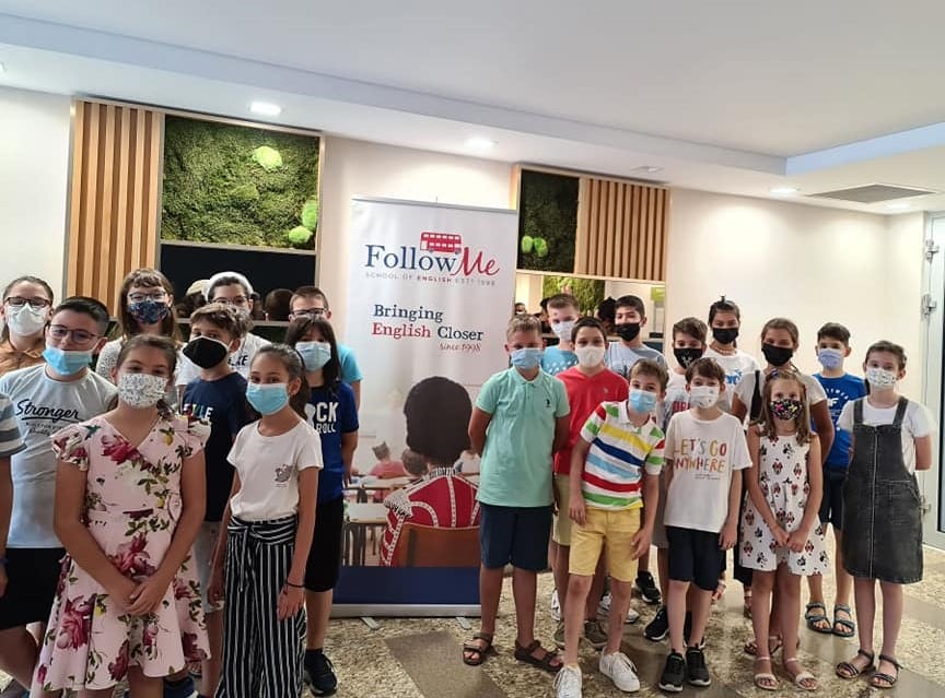 grup de copii care au venit in haine de vara sa sustina examenul cambridge