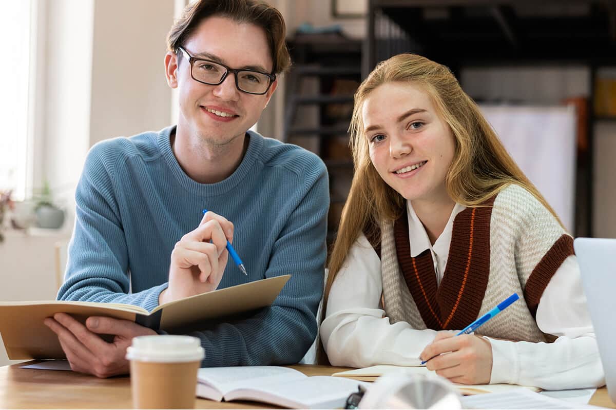 Elevi de liceu participând la cursuri interactive de limba engleză