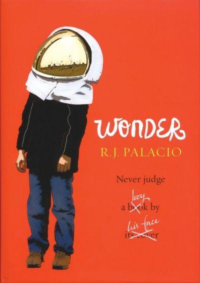 coperta romanului Wonder de RJ Palacio cu fundal rosu, pe care e un copil imbracat in haine inchise la culoare cu capul acoperit cu un fel de balon